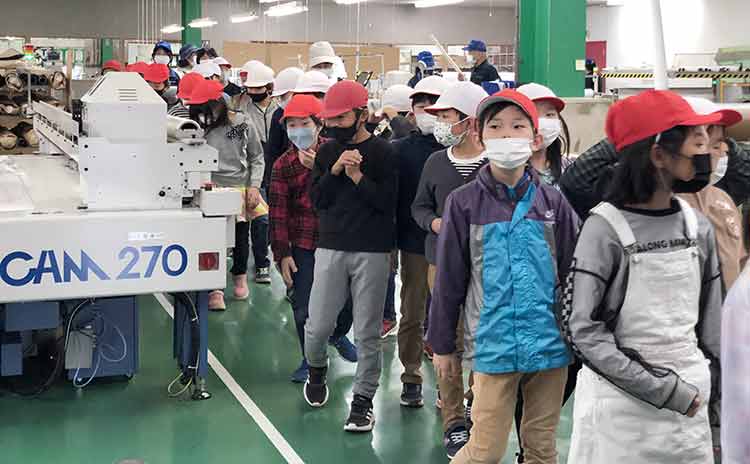CSR 地域社会のみなさまを　学童の工場見学の受け入れ｜冨士ファニチア